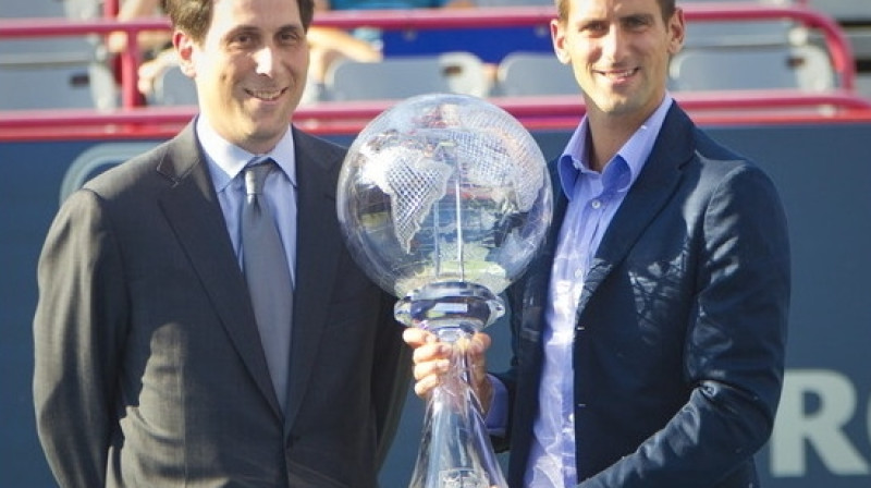 Novaks Džokovičs saņēmis balvu no ATP šefa
Foto: AP/Scanpix