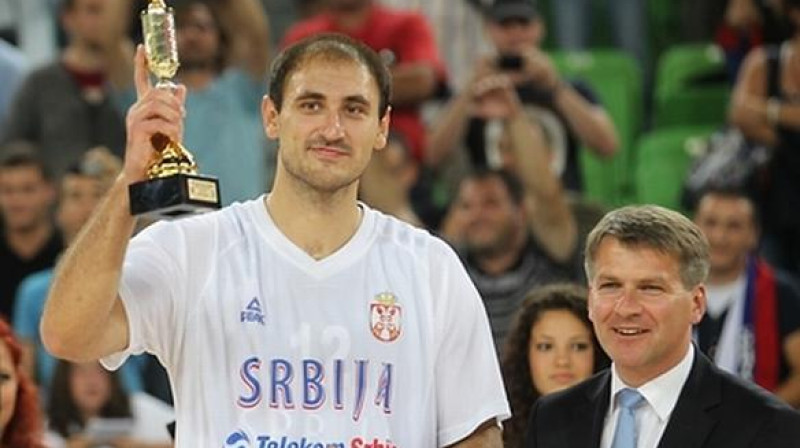 Nenads Krstičs ar MVP kausu 
Foto: kzs.si