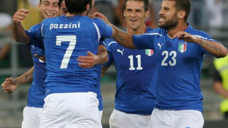 Itālijas izlases futbolisti priecājas par vārtu guvumu
Foto: Digitale/Scanpix
