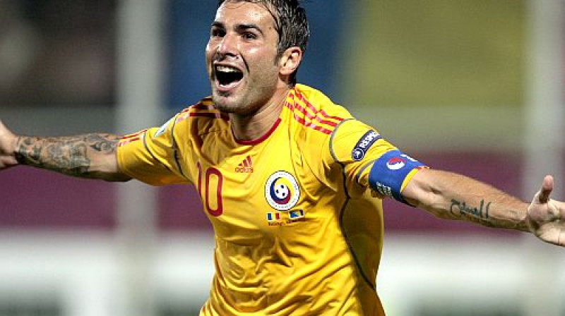 Adrians Mutu var aizmirst ne tikai par kapteiņa apsēju, bet arī par izlases kreklu
Foto: AP/Scanpix