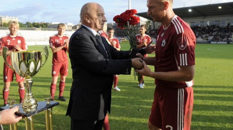 Jānis Mežeckis sveic Igor Stepanovu
Foto: Romāns Kokšarovs, Sporta Avīze, f64