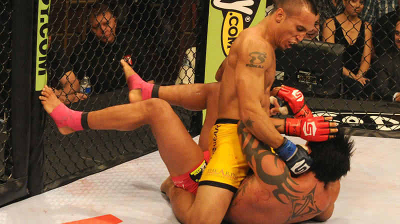 Džo Duerte sit zemē guļošo Džordžu Gurgelu
Foto: strikeforce.com