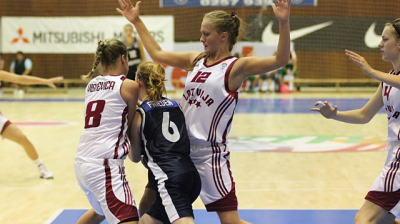 Kate Višņeviča un Sigita Džarcāne cīnās aizsardzībā.
Foto: Jānis Avotnieks
