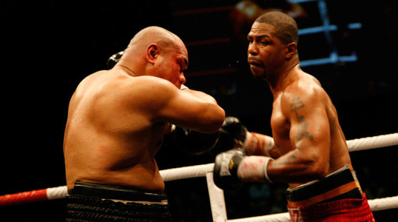 Deivids Tua (pa kreisi) cīņā pret Monti Baretu
Foto: Leon Rose