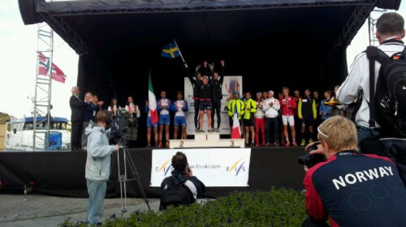 Zviedri uz augstākā pakāpiena apbalvošanas ceremonijā. Otrie itāļi, trešie franči, bet neierasti no goda pjedestāla malas to vēro norvēģi. Foto: www.langrenn.se