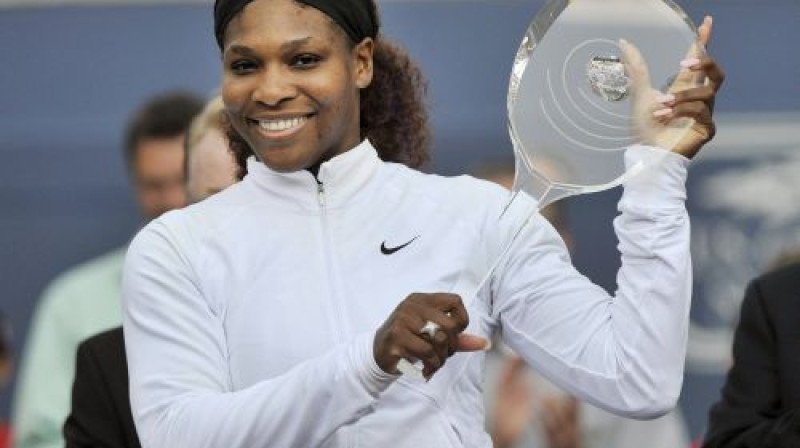 Serēna Viljamsa ar oriģinālo Toronto turnīra trofeju
Foto: AP/Scanpix