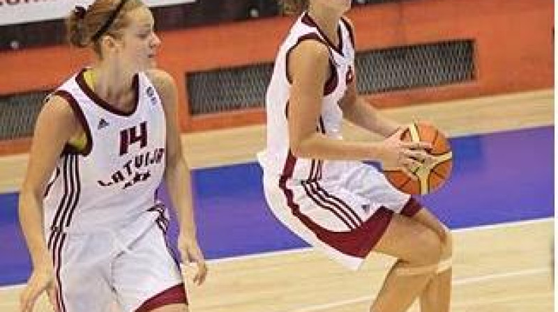 Latvijas U16 izlases līderes Rūta Vētra (no kreisās) un Kitija Laksa.
Foto: Jānis Avotnieks