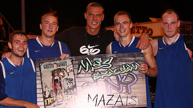 Andra Biedriņa dāvāto braucienu uz Ņujorku izcīnīja "Mazais" - Artūrs Kramiņš, Artūrs Dušelis, Kristaps Dārgais un Jānis Lasmanis
Foto: Renārs Buivids