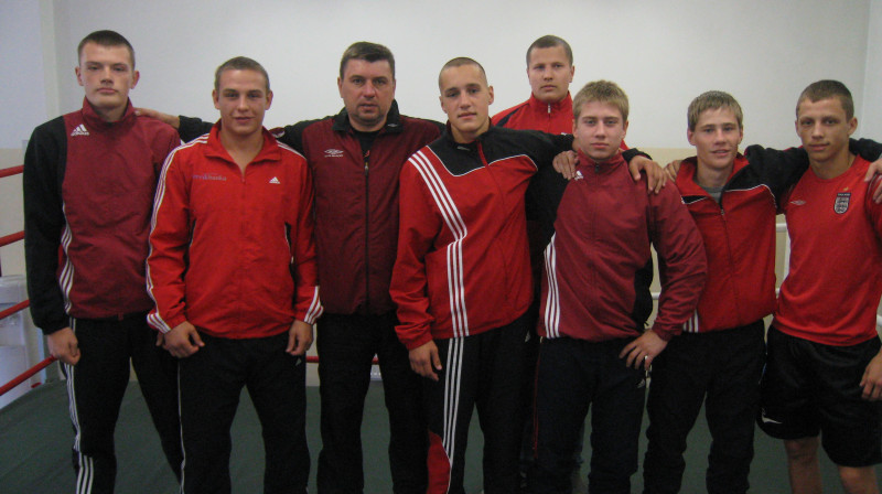 Latvijas bokseri kopā ar treneri
Foto: LBF