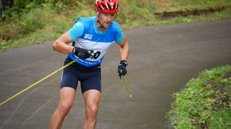 Jānis Teteris traucas pretī otrajam sudrabam šīs sezonas čempionātā rollerslēpošanā un vadībai "Rollertour" kopvērtējumā. Foto: Inguna Eglīte.