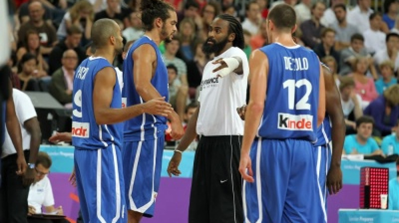 Ronijs Turiafs rokas savainojuma dēļ tomēr nespēlēs Eiropas čempionātā, bet tas neliedz atbalstīt savu izlasi klātienē
Foto: london2012.fiba.com