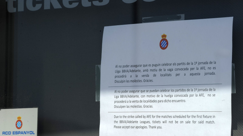 Paziņojums pie "Espanyol" stadiona par to, ka biļetes netiek pārdotas, jo streika dēļ atcelti mači 
Foto: AFP/Scanpix