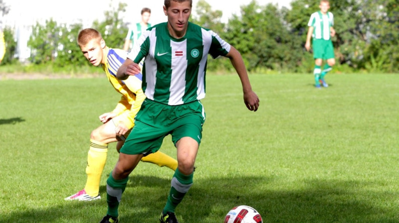 Spēles vienīgo vārtu autors Edgars Vardanjans (priekšplānā) 
Foto: www.fsmetta.lv