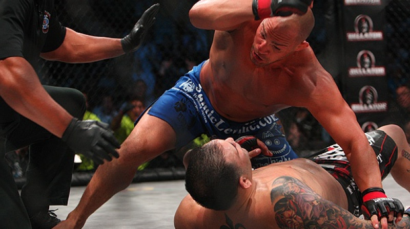 Sets Petruzelli sit guļošo Riko Rodrigezu
Foto: sherdog.com