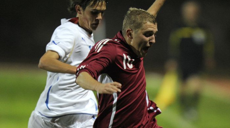 Deniss Rakels (pa labi) Latvijas U-19 sastāvā (Foto: Romāns Kokšarovs, Sporta Avīze, f64)