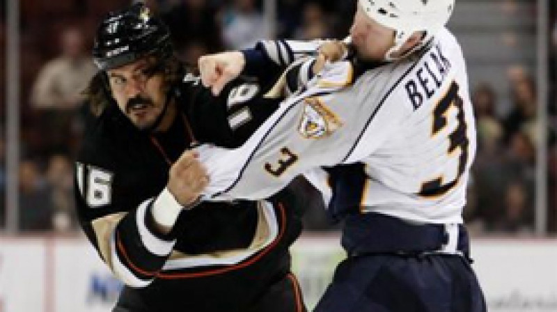 Veids Belaks (Nr.3) cīņā ar Džordžu Parošu
Foto: AP/Scanpix