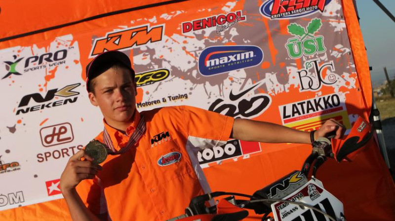 Pauls Jonass Eiropas čempionātā 125 kub. cm klasē junioriem finišēja ar otro vietu pēdējā posmā un 5. vietu kopvērtējumā.
Foto: Adrenalin.lv