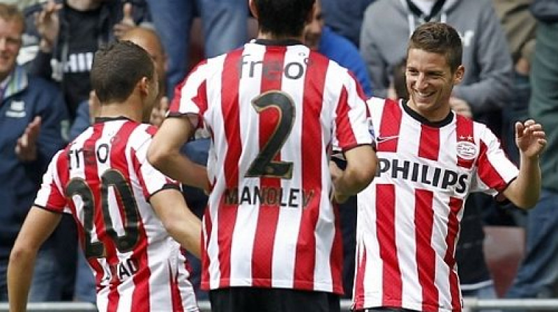 Komandas biedri apsveic "hat-trick" autoru Draisu Mertensu (pa labi)
Foto: fcupdate.nl