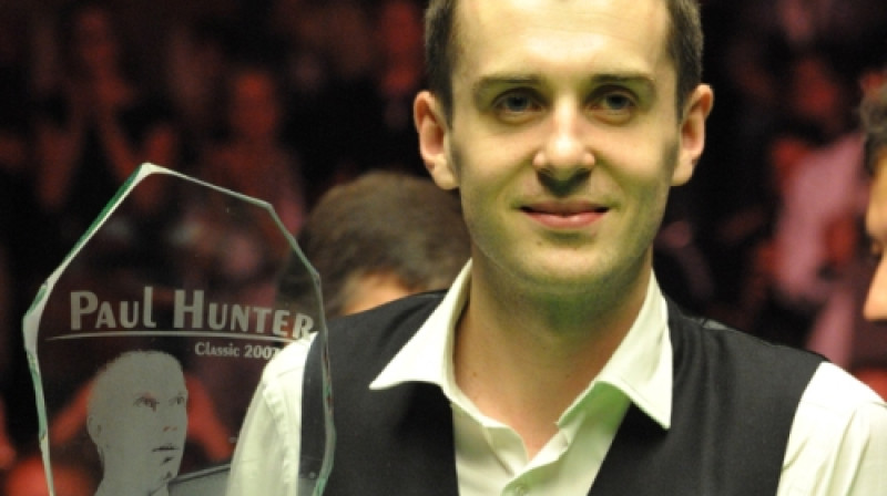 Marks Selbijs ar "Paul Hunter Classic" uzvarētāja trofeju.
Foto: Monique Limbos