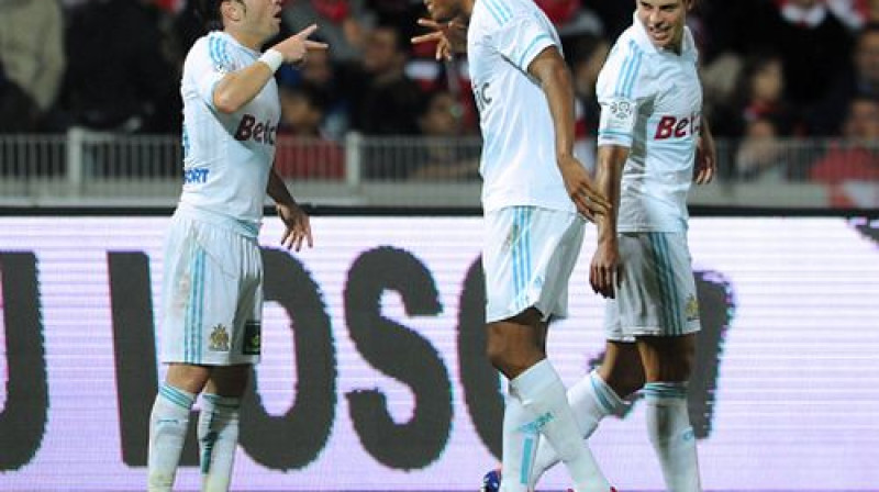 Marseļas "Olympique" ar diviem Matjē Valbuenas (pirmais no kreisās) vārtu guvumiem tomēr bija par maz, lai izcīnītu pirmo uzvaru sezonā
Foto: AFP/Scanpix