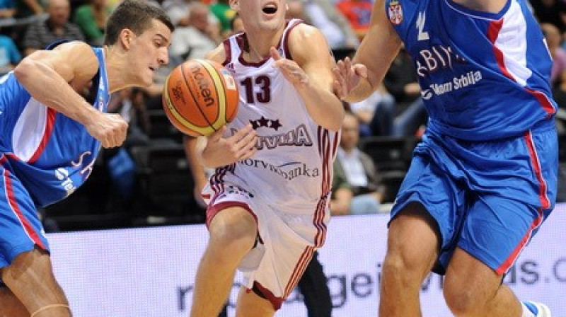 Jānim Strēlniekam šajās divās dienās nācies segt gan NBA MVP, gan Eirolīgas MVP
Foto: Romāns Kokšarovs, Sporta Avīze
