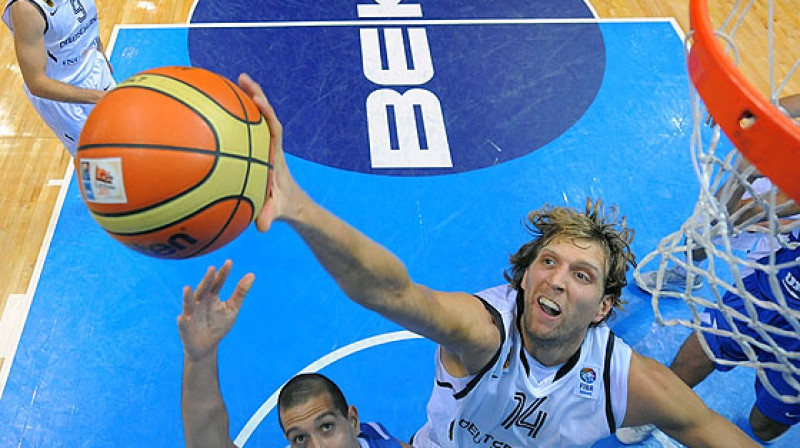Vācijas izlases līderis Dirks Novickis pirmajā posmā savu darbu paveicis - komanda dodas uz Viļņu. 
Foto: fibaeurope.com