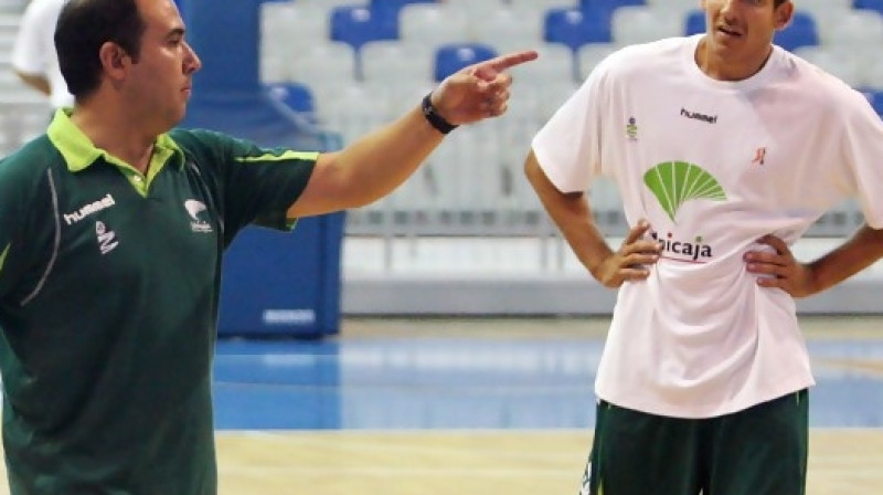 "Unicaja" galvenais treneris Čuss Mateo un Kristaps Valters
Foto: unicajabaloncesto.com