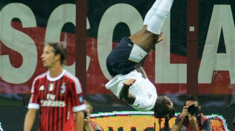 Džibrils Sisē (baltā formā) atzīmē vārtu guvumu
Foto: AFP/Scanpix