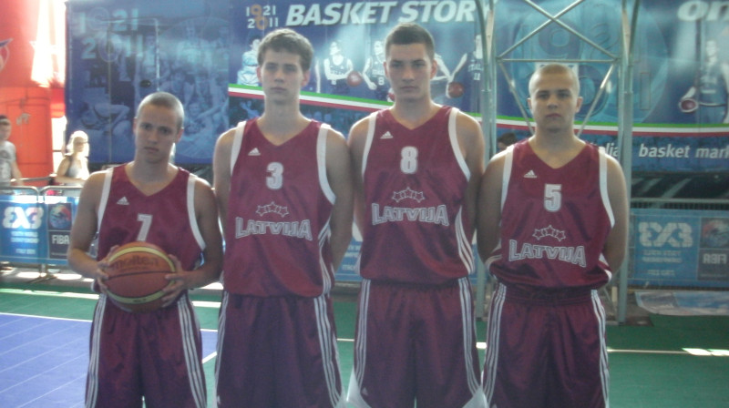 Latvijas komanda 3pret3 pasaules basketbola U18 čempionātā Rimini. No kreisās: Uvis Stroganovs, Česlavs Mateikovičs, Rihards Adiņš, Oskars Liepiņš.
Foto: Māris Jučmanis