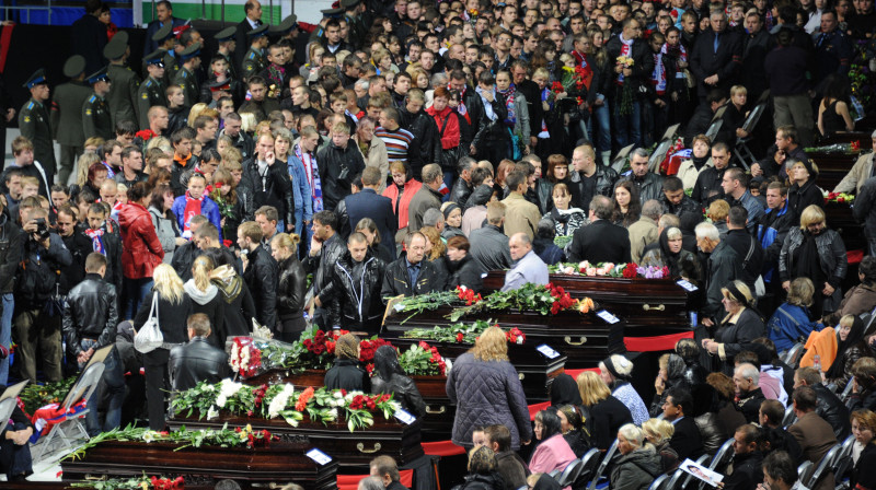 Tūkstošiem cilvēku visas dienas garumā Jaroslavļā atvadās no savas komandas 
Foto: AFP/Scanpix