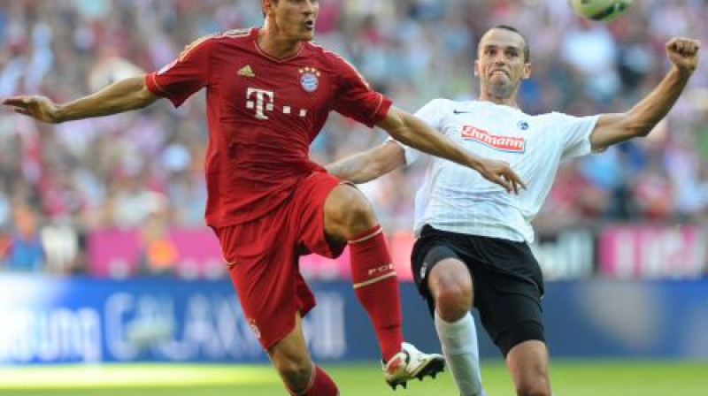 Mario Gomess (pa kreisi) šodien guva četrus vārtus
Foto: AFP/Scanpix