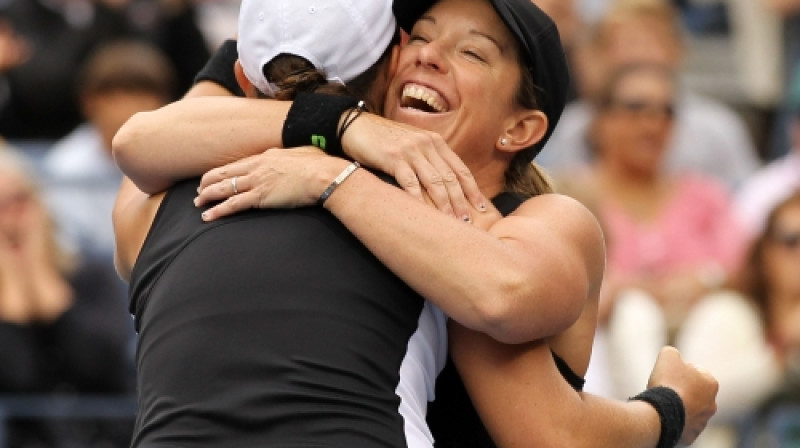 Līzele Hūbere un Lisa Reimonda līksmo
Foto: AFP/Scanpix