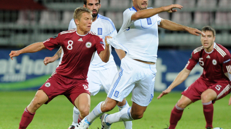 Aleksandrs Cauņa spēlē pret Grieķiju gan guva vārtus, gan traucēja spēlēt pretiniekam
Foto: Romāns Kokšarovs, Sporta Avīze, f64