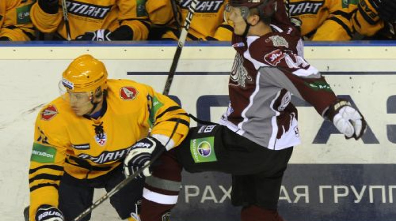 Oskars Cibuļskis un viņa partneri noteikti vēlēsies reabilitēties par kļūdām aizsardzībā pirmajā spēlē
Foto: Romāns Kokšarovs, Sporta Avīze, F64