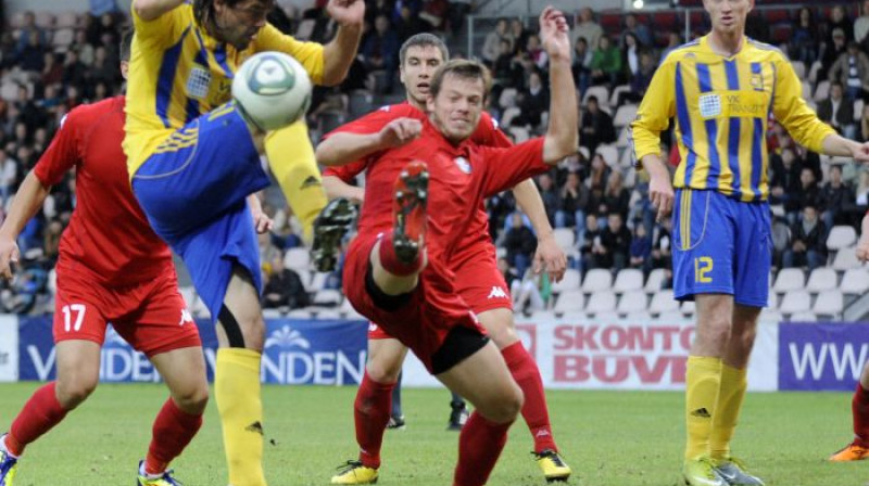 "Skonto" un "Ventspils" spēlē netrūka divcīņu, un tajās tāpat kā visā mačā mazliet pārāki bija ventspilnieki (Foto: Romāns Kokšarovs, Sporta Avīze, f64).