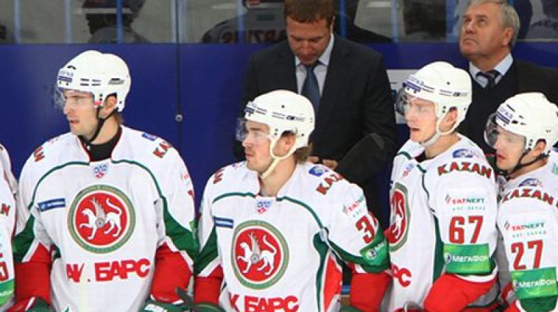 Lauris Dārziņš (pirmais no kreisās)
Foto: hcsalavat.ru