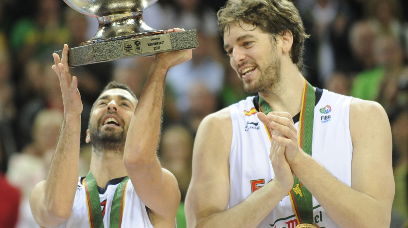 Huans Karloss Navarro un Pau Gazols ar EuroBasket 2011 trofeju.
Foto: AFP