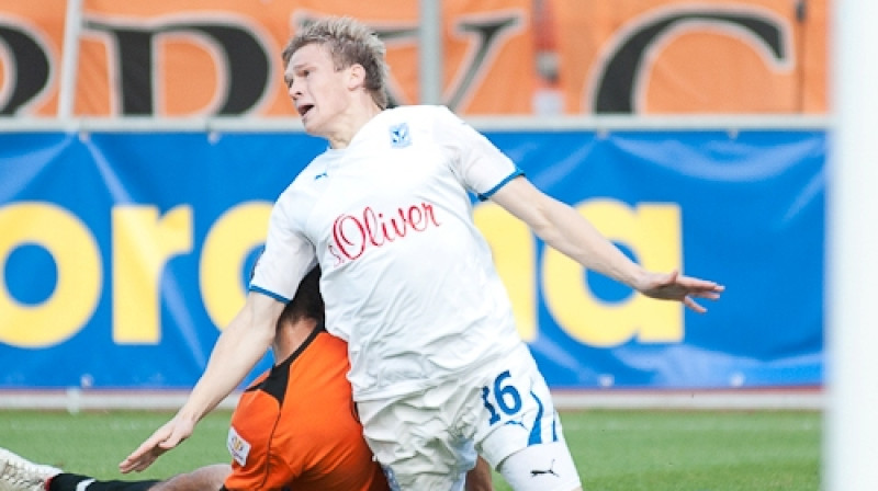 Šajā epizodē Artjoms Rudņevs vakar nopelnīja 11 metru soda sitienu
Foto: sportowefakty.pl