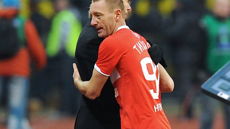 Andrejs Tihonovs atvadās no "Spartak" galvenā trenera Valērija Karpina. Tagad viņi viens uz otru varēs paļauties tikai uz treneru komandtiltiņa
Foto: ITAR-TASS