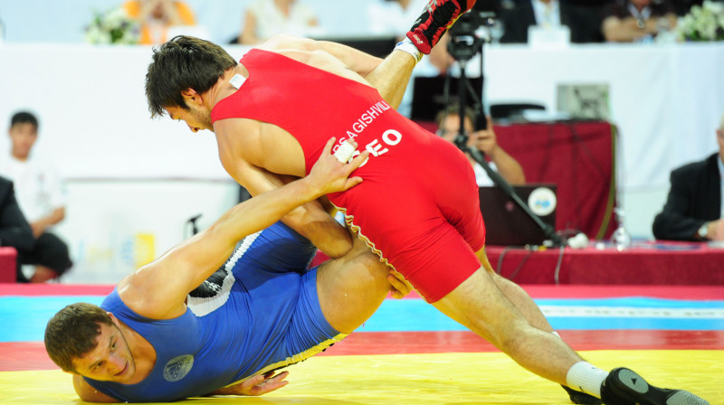 Zvirbulis (apakšā) izšķirīgajā cīņā par bronzu pret gruzīnu Marsagišvili
Foto: AFP/Scanpix