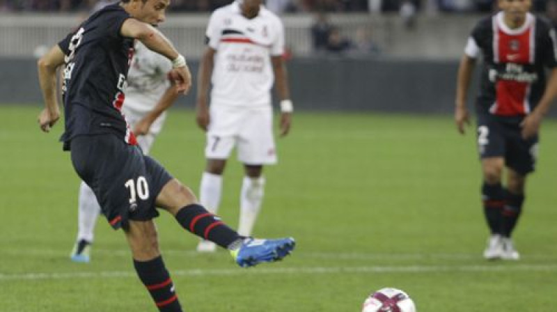 Nene, pirms brīža atņēmis bumbu Kevinam Gameiro, realizē paša nopelnīto 11m soda sitienu
Foto: AP/Scanpix