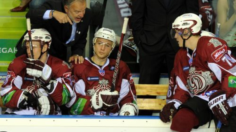 ''Dinamo'' galvenais treneris Peka Rautakallio ar spēlētājiem
Foto: Romāns Kokšarovs, Sporta Avīze, f64