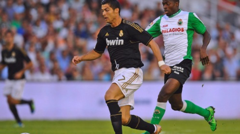 Krištianu Ronaldu ("Real Madrid") un Papa Kuli Diops ("Racing Santander")
Foto: AP/ Scanpix