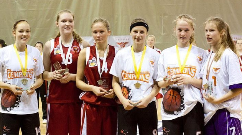 Kate Krēsliņa un Marta Bergmane (labajā malā) 2011. gada Swedbank LJBL finālsacensībās kopā ar Rūtu Vētru, Martu Miščenko, Sigitu Džarcāni un Kitiju Laksu
Foto: Jānis Priedītis