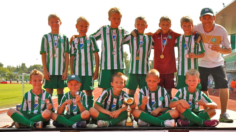 Raidījumā "Ole" viesojas divi FS METTA/Ķekava jaunie futbolisti (U-9) Rainers Gustavs (foto pirmajā rindā trešais no kreisās puses) un Oskars (foto otrajā rindā ceturtais no kreisās...