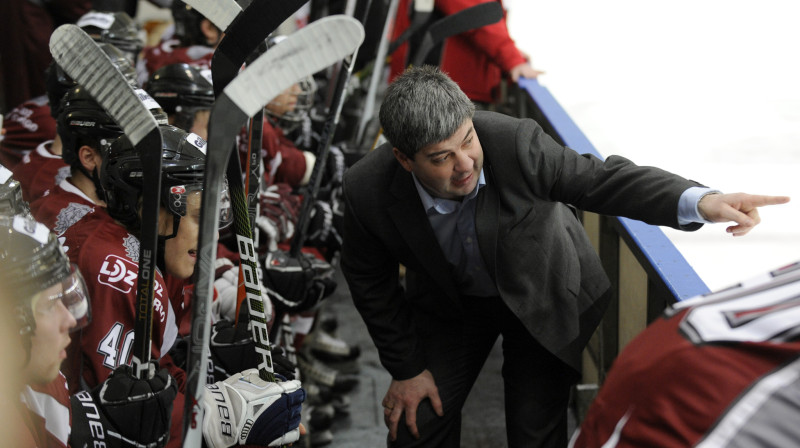 HK "Rīga" galvenais treneris Leonīds Tambijevs uz komandas soliņa 
Foto: Romāns Kokšarovs, Sporta Avīze, f64