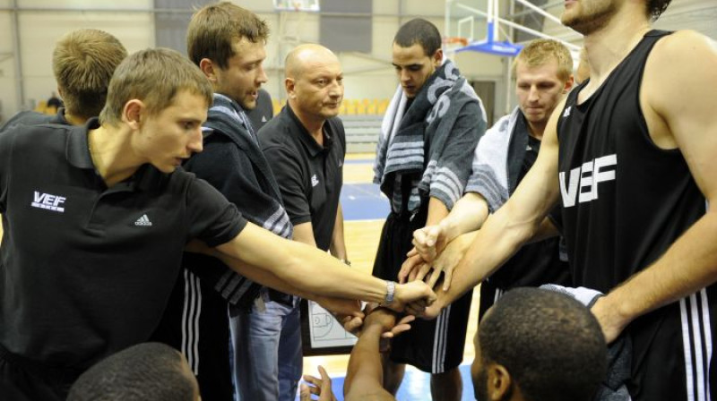 Būs jāsvīst tālāk...

Foto: Romāns Kokšarovs, Sporta Avīze, f64