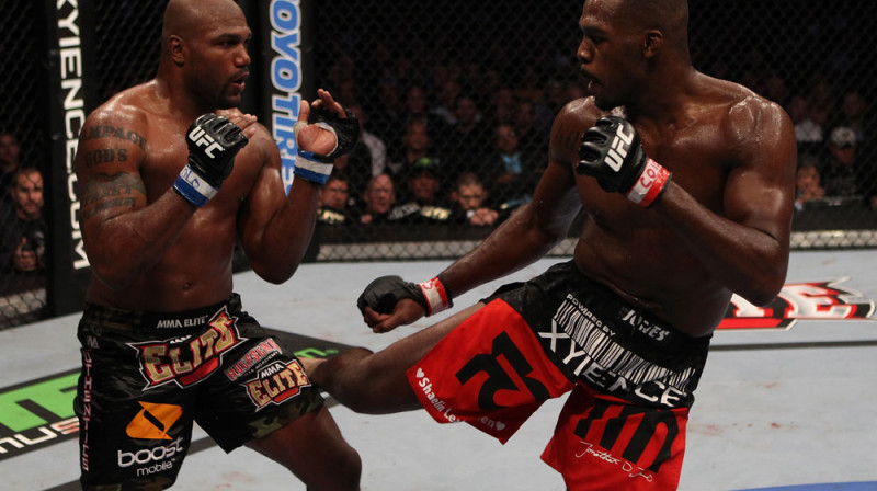 Kvintons Džeksons (pa kreisi) cīņā ar Džonu Džonsu
Foto: ufc.com