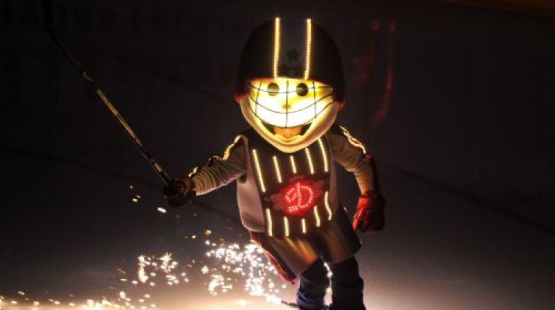 Rīgas ''Dinamo'' talismans pēc lēciena apmalē pazaudēja ķiveri
Foto: Romāns Kokšarovs, Sporta Avīze/F64 Photo Agency