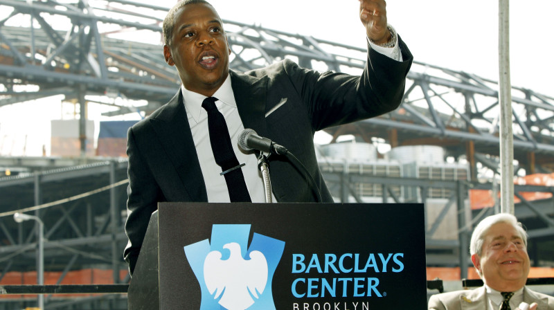 Jay-Z paziņo par komandas mājvietas nomaiņu, kamēr aiz īpašnieka muguras notiek arēnas būvniecība 
Foto: AP/Scanpix